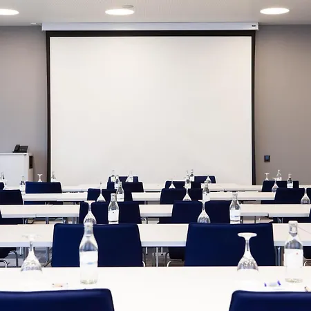 Hotel Hampton By Hilton Stuttgart Airport 3*