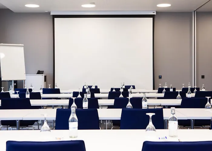 Hotell Hampton By Hilton Stuttgart Airport 3*