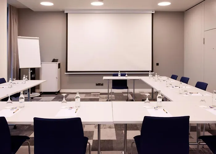 Hotell Hampton By Hilton Stuttgart Airport 3*